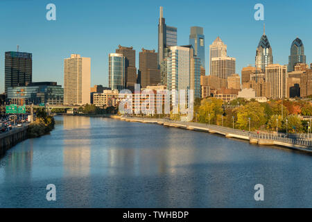 Il sentiero a piedi il fiume SCHUYLKILL skyline del centro di Filadelfia in Pennsylvania USA Foto Stock