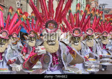 Danzatori mascherati al Gran Poder Festival, La Paz, Bolivia Foto Stock