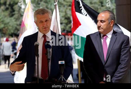 (190620) -- AMMAN, 20 giugno 2019 (Xinhua) -- Alto Commissario delle Nazioni Unite per i Rifugiati Filippo grandi (L) offre un discorso presso l'UNHCR estivo di bazar in Amman, Giordania, il 20 giugno 2019. In occasione della Giornata Mondiale del Rifugiato, l UNHCR ha esortato la comunità internazionale giovedì di intensificare il sostegno alla Giordania per la continuazione dei servizi per i rifugiati. (Xinhua/Mohammad Abu Ghosh) Foto Stock