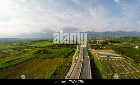 Riprese aeree campi e strade Foto Stock