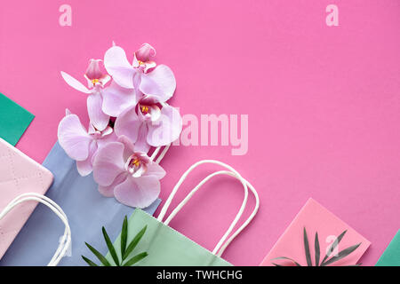 Floral background carta in rosa e colori pastello. Fiori di orchidea su sfondo geometrico con copy-spazio. Foto Stock