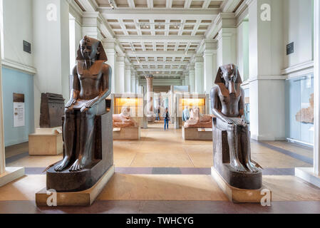 London, Regno Unito - 13 Maggio 2019: il British Museum di Londra. Hall dell antico Egitto, artefatti, busti e statue con i visitatori e i turisti ammirando la mostra . Foto Stock