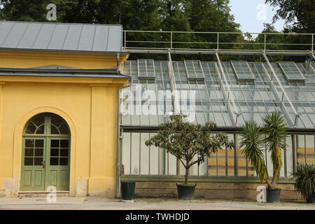 Orangerie nei giardini del castello Esterházy a Eisenstadt (Burgenland, Austria). L' Orangerie fu costruito nella metà del XIX secolo e Foto Stock