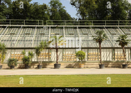 Orangerie nei giardini del castello Esterházy a Eisenstadt (Burgenland, Austria). L' Orangerie fu costruito nella metà del XIX secolo e Foto Stock