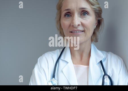 Medico Donna sorridente in ospedale Foto Stock