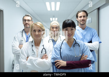 Le équipe mediche in piedi con le braccia incrociate nel corridoio all'ospedale Foto Stock