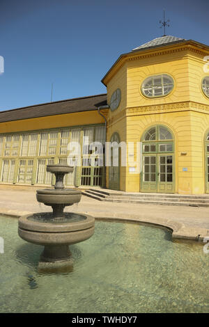 Orangerie nei giardini del castello Esterházy a Eisenstadt (Burgenland, Austria). L' Orangerie fu costruito nella metà del XIX secolo e Foto Stock