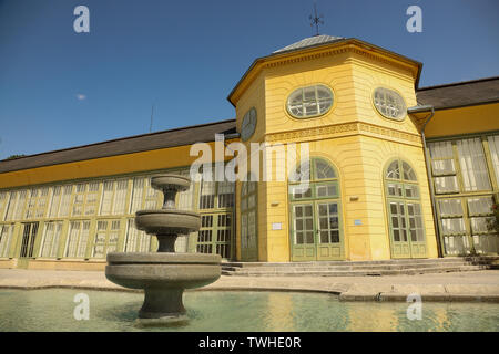 Orangerie nei giardini del castello Esterházy a Eisenstadt (Burgenland, Austria). L' Orangerie fu costruito nella metà del XIX secolo e Foto Stock