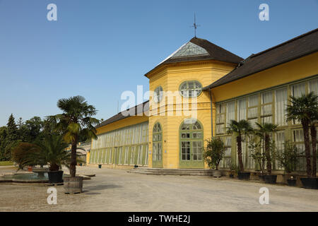 Orangerie nei giardini del castello Esterházy a Eisenstadt (Burgenland, Austria). L' Orangerie fu costruito nella metà del XIX secolo e Foto Stock