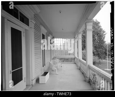 Secondo piano portico anteriore vista in dettaglio, rivolta a est - Phineas generale divieto Residence, 401 East M Street, Wilmington, nella contea di Los Angeles, CA Foto Stock