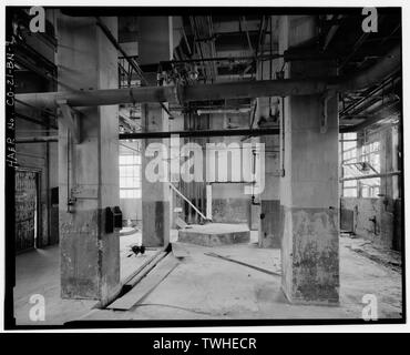 Secondo piano interno dell'Edificio 516. Vista verso est. - Rocky Mountain Arsenal, Senape Lewisite-Distilled edificio di produzione, 540 metri a sud di dicembre Settima Avenue; 1100 metri ad est di D Street, Commerce City, Adams County, CO Foto Stock
