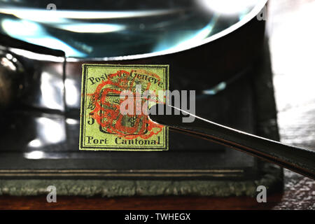 5 cent cantonale di Ginevra il timbro da 1847 detenute da pinzette. Foto Stock