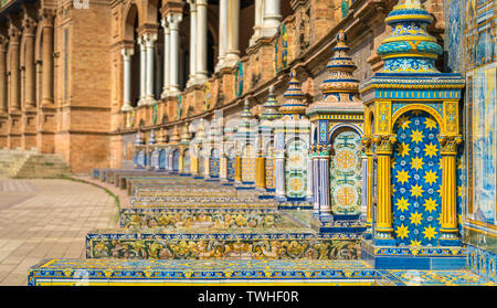 Piastrelle e decorazioni in splendida Plaza de Espana in Siviglia. Andalusia, Spagna. Foto Stock