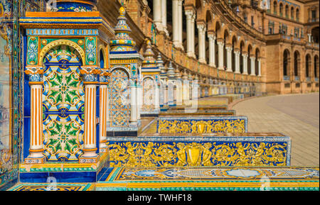 Piastrelle e decorazioni in splendida Plaza de Espana in Siviglia. Andalusia, Spagna. Foto Stock