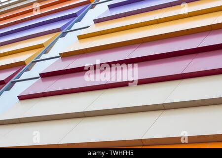 Astrazione colorati della facciata dell'edificio. Bella e dai colori cangianti di metallo solido sono utilizzati nella costruzione moderna. Foto Stock
