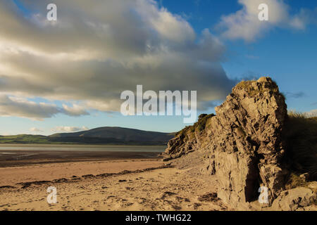 Vista dal litorale vicino e Dunnerholme Askam-In-Furness. Il nero di Combe e Millom visto attraverso la Duddon Estuary sul litorale di Cumbria. Foto Stock