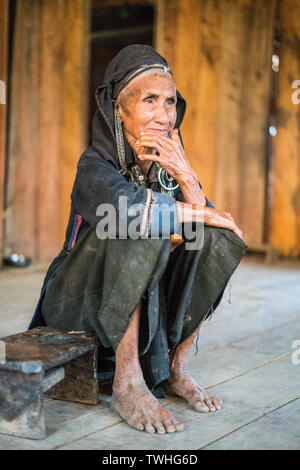 Ritratto di donna Akha Pixor etnicità, Phongsali, Laos, Asia. Foto Stock