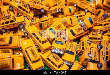 New York, Stati Uniti, Maggio 3rd, 2019. Taxi i modelli dello sfondo. Negozio di articoli da regalo, centro Foto Stock