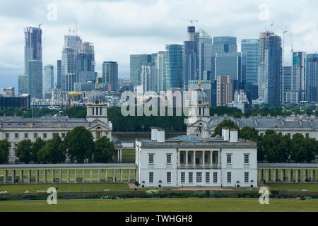 Londra, Inghilterra/unisce unito -- Giugno 11 2019: Vista della city di Londra da Greenwich Park a nuvoloso giorno di estate Foto Stock