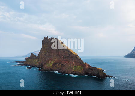 Close-up shot di famose isole Tindholmur accanto alla scogliera Drangarnir presi durante la mattina presto escursione in primavera (Isole Faerøer, Danimarca, Europa) Foto Stock