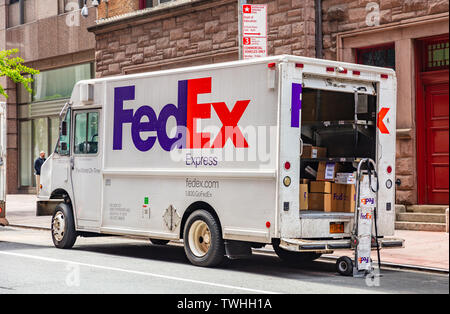 New York, Stati Uniti, Maggio 2nd, 2019. Pacchetti in un carrello di FedEx con porta aperta, parcheggiato su una strada nel centro cittadino Foto Stock