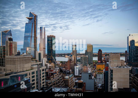 New York, Stati Uniti d'America. Il 6 maggio 2019. Lo skyline della citta'. Vista aerea di grattacieli di Manhattan e Empire State Building, cielo blu con nuvole di sfondo Foto Stock