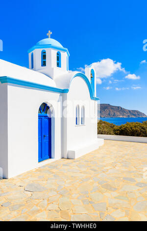 Cappella bianca sulla costa del mare nel villaggio di Ammopi, Karpathos Island, Grecia Foto Stock