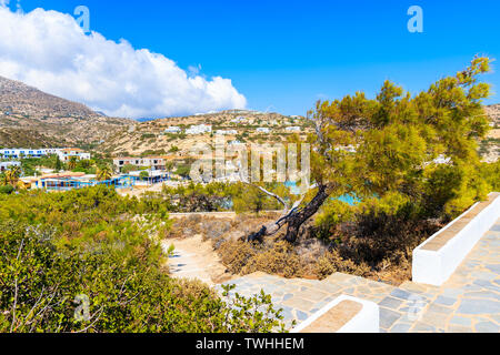 Percorso dalla chiesa di Ammopi village con le montagne sullo sfondo, Karpathos Island, Grecia Foto Stock