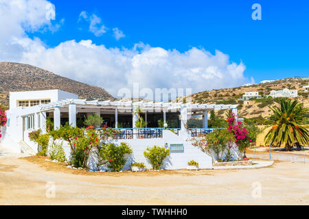Tradizionale taverna greca decorata con fiori in villaggio Ammopi su Karpathos Island, Grecia Foto Stock