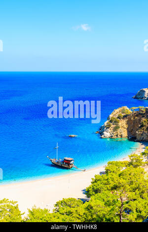 Imbarcazione turistica l'ancoraggio alla bellissima spiaggia di Apella su Karpathos Island, Grecia Foto Stock