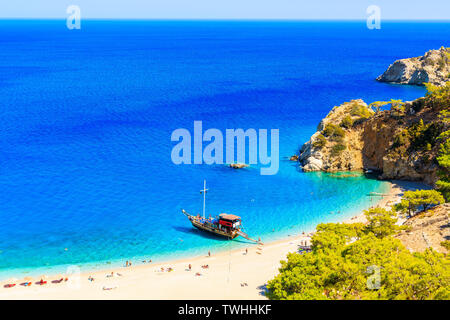 Imbarcazione a vela in una bellissima baia a spiaggia di Apella, Karpathos Island, Grecia Foto Stock