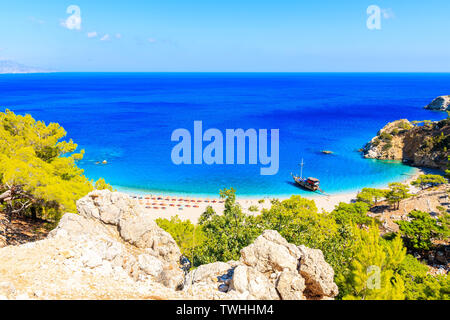 Imbarcazione turistica l'ancoraggio alla bellissima spiaggia di Apella su Karpathos Island, Grecia Foto Stock