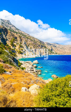 Bella costa del mare e delle montagne vicino alla spiaggia di Apella su Karpathos Island, Grecia Foto Stock