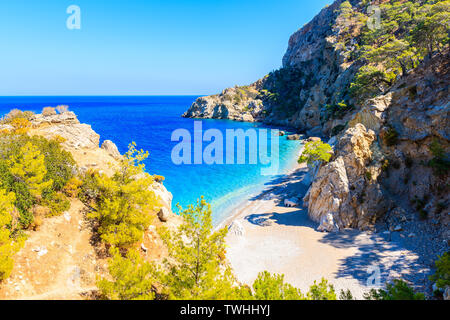 Piccola baia mare a Apella spiaggia su Karpathos Island, Grecia Foto Stock