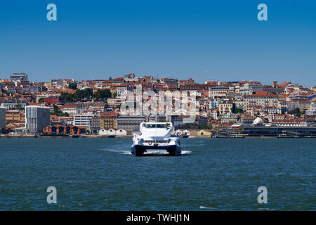 Il traghetto che attraversa il fiume Tago (Rio Tejo) con la città di Lisbona skyline sullo sfondo, in Portogallo Foto Stock