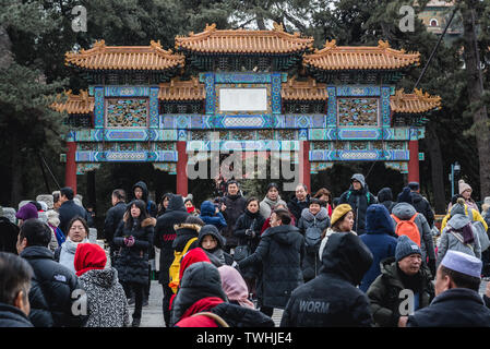 Decorate archway nella parte nord di Yiheyuan - Summer Palace, ex giardino imperiale a Pechino, Cina Foto Stock