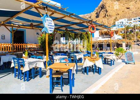 FINIKI PORTA, KARPATHOS ISLAND - Set 25, 2018: tipica taverna greca in Finiki porta sul isola di Karpathos. La Grecia è molto popolare meta di vacanza in E Foto Stock