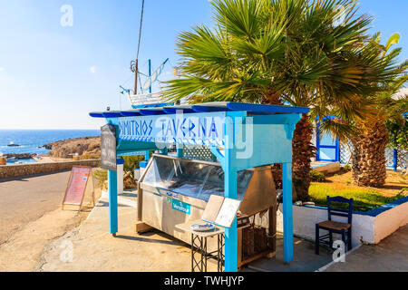 FINIKI PORTA, KARPATHOS ISLAND - Set 25, 2018: Stand presentando pesce fresco per mangiare nel ristorante taverna nel villaggio sulla costa di Karpathos Island, Grecia Foto Stock