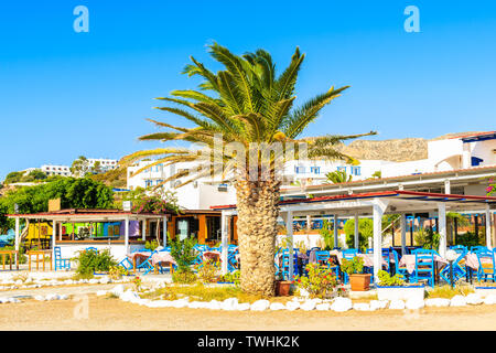 Tradizionale taverna greca ristorante sulla costa di Isola di Karpathos Ammopi nel villaggio, Grecia Foto Stock