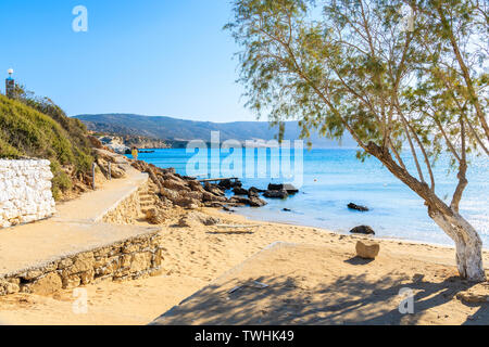 Passeggiata costiera lungo il bellissimo mare in spiaggia Ammopi, Karpathos Island, Grecia Foto Stock