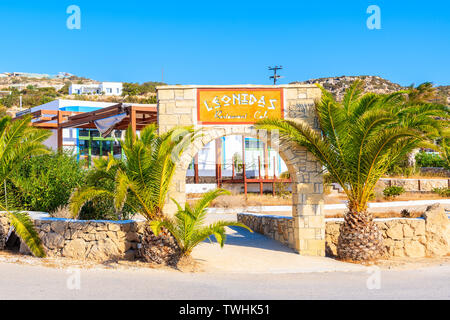AMMOPI VILLAGE, isola di Karpathos - Sep 26, 2018: vista del ristorante taverna e case bianche nel piccolo villaggio sulla costa di Karpathos Island, Grecia. Foto Stock