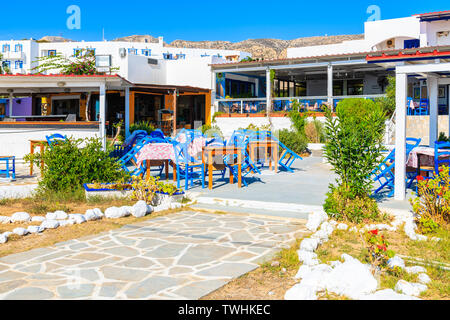Tradizionale taverna greca ristorante sulla costa di Isola di Karpathos Ammopi nel villaggio, Grecia Foto Stock