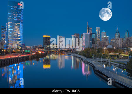 Il sentiero a piedi il fiume SCHUYLKILL skyline del centro di Filadelfia in Pennsylvania USA Foto Stock