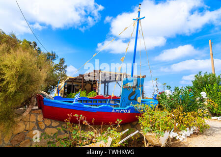 KARPATHOS Island, Grecia - Sep 30, 2018: barca da pesca nella parte anteriore della taverna in Finiki porta su Karpathos Island, Grecia. Foto Stock