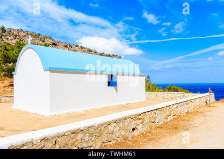 Tipica chiesa bianca nel paesaggio montano di Karpathos isola nei pressi di Achata bay, Grecia Foto Stock