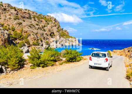 KARPATHOS Island, Grecia - Sep 26, 2018: Noleggio auto guidando su strada di montagna alla bellissima spiaggia di Achata su estiva soleggiata giornata calda, isola di Karpathos, Gree Foto Stock