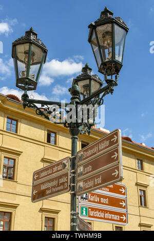 Praga, Repubblica ceca - Luglio 2018: informazioni turistiche segno di seguito un ornato via la luce nei pressi del Castello di Praga. Foto Stock