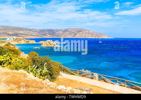 Vista del bel mare Costa dell isola di Karpathos Ammopi vicino villaggio, Grecia Foto Stock