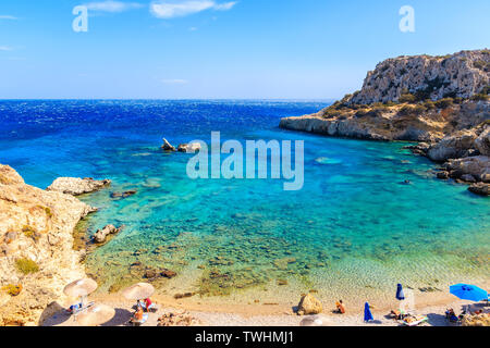 KARPATHOS Island, Grecia - Sep 26, 2018: persone relax sulla splendida spiaggia sull isola di Karpathos Ammopi vicino villaggio, Grecia. Foto Stock