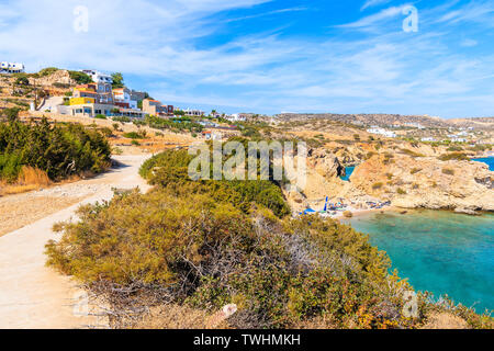 Passeggiata costiera lungo la bellissima costa del mare di Isola di Karpathos Ammopi vicino villaggio, Grecia Foto Stock